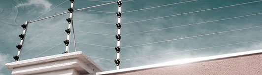 Cerca elétrica instalada sobre um muro